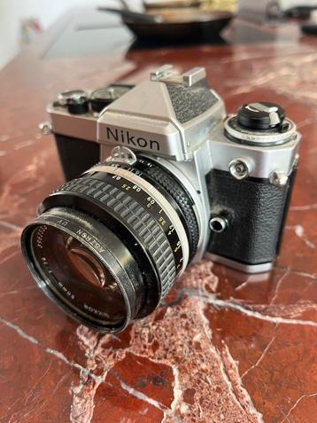 Nikon Fe analoge camera met 50mm lens beschikbaar voor biedingen