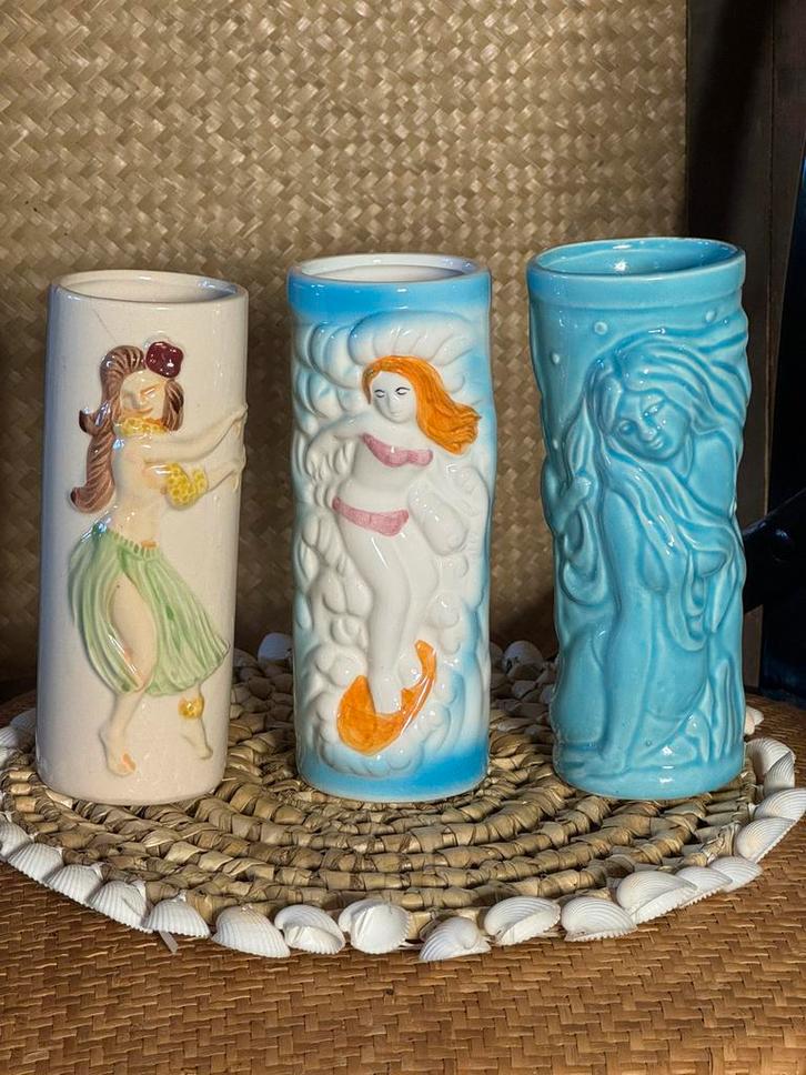3 Vintage 1960s Tiki Mugs Hula Surf Girls Orchids of Hawaii, Antiek en Kunst, Antiek | Keramiek en Aardewerk, Ophalen