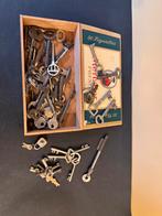 Doosje met allerhande sleutels, Antiek en Kunst, Ophalen of Verzenden