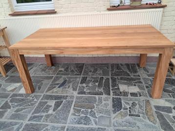 Tafel in teak beschikbaar voor biedingen