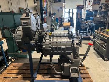 Komatsu Grader GD825A-2 WA500-6 beschikbaar voor biedingen