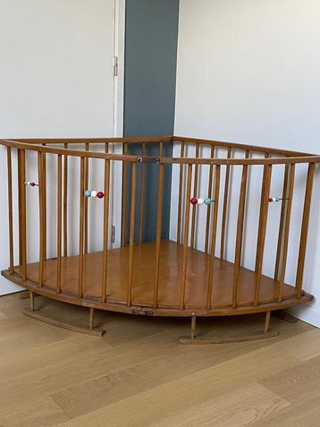 Vintage opvouwbare houten babybox beschikbaar voor biedingen