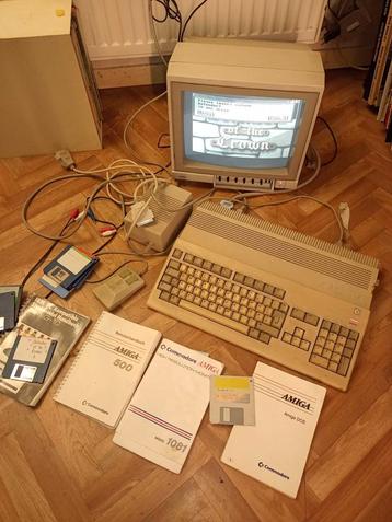 Ordinateur vintage Amiga Commodore avec écran moniteur  beschikbaar voor biedingen