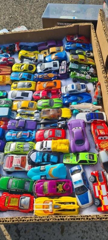 Ongeveer 300 metalen autootjes lot beschikbaar voor biedingen