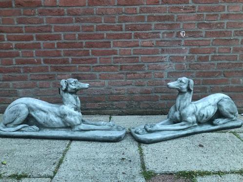 2 liggende honden beeld whippet windhond greyhounds, Jardin & Terrasse, Statues de jardin, Neuf, Béton, Enlèvement