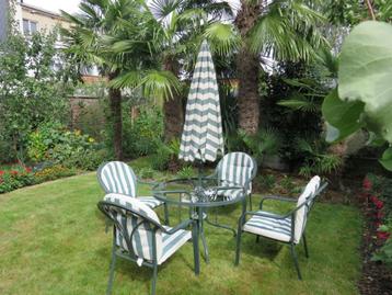 Tuintafel met 4 stoelen. beschikbaar voor biedingen