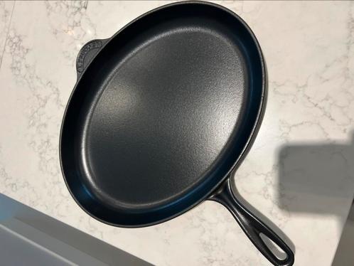 Le Creuset Skillet ovaal 40 cm, in nieuwstaat, Huis en Inrichting, Keuken | Potten en Pannen, Zo goed als nieuw, Koekenpan of Braadpan