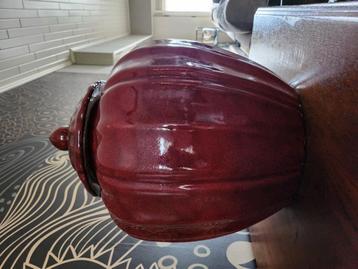 Mooie rode ( bordeau ) vaas in nieuwstaat. beschikbaar voor biedingen