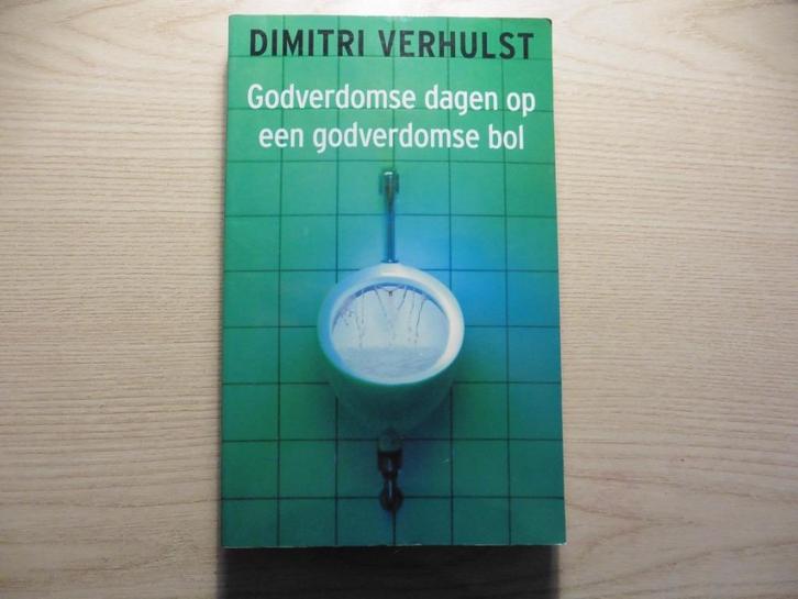 Boek ‘Godverdomse dagen op een godverdomse bol’., Boeken, Romans, Zo goed als nieuw, België, Ophalen of Verzenden