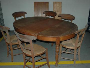 Oude eetkamertafel en stoelen beschikbaar voor biedingen