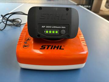 Als nieuw STIHL lader + zware batterij, nieuw samen ~€450 beschikbaar voor biedingen
