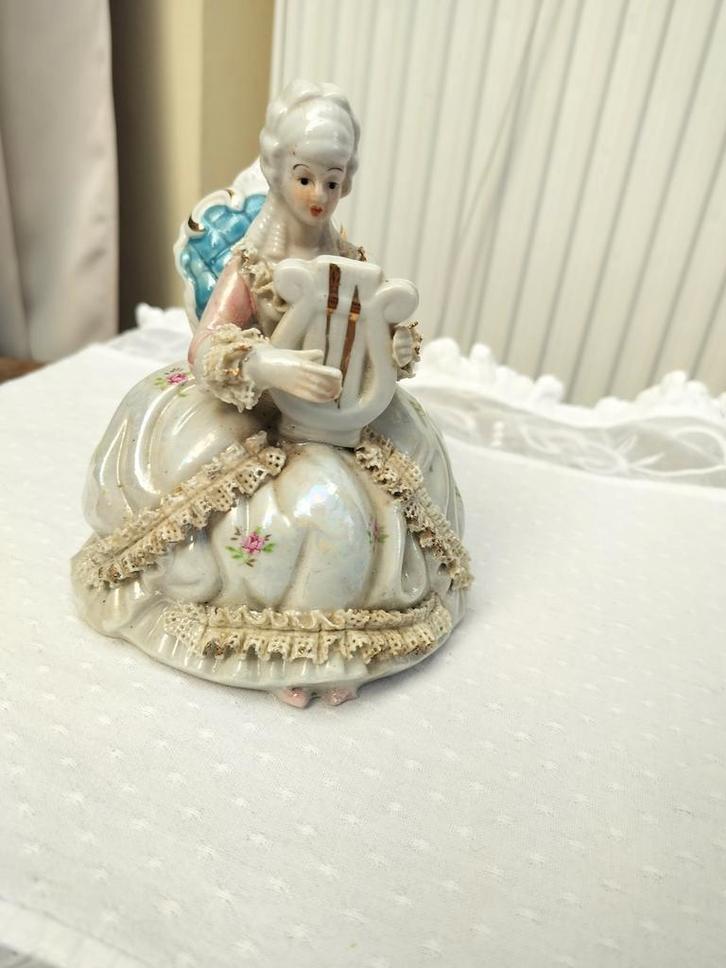 Porseleinen beeldje dame met lier, Antiek en Kunst, Antiek | Porselein, Ophalen