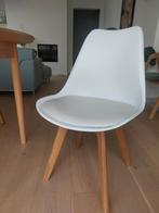 Witte kuipstoelen met houten poten, Ophalen, Vier
