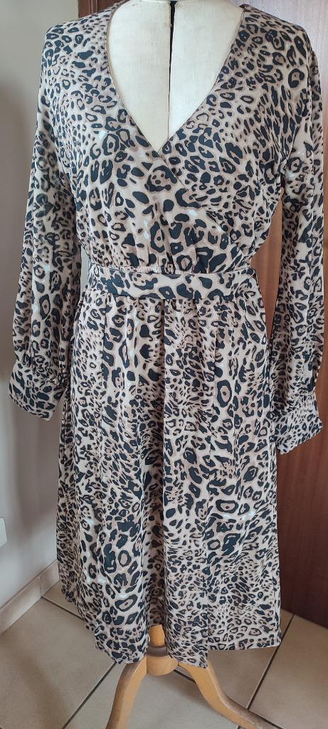Jurk in luipaardstijl, Kleding | Dames, Jurken, Nieuw, Maat 38/40 (M), Zwart, Onder de knie, Ophalen of Verzenden