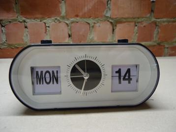 Horloge élégante avec fonction réveil et changement date 