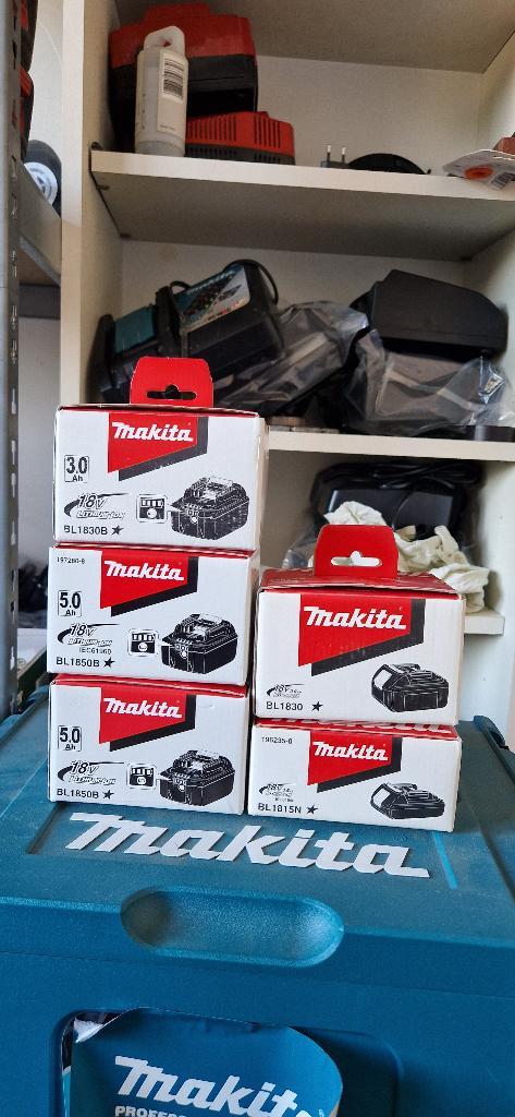 Nieuwe en Gebruikte Makita batterijen en opladers, Doe-het-zelf en Bouw, Gereedschap | Machine-onderdelen en Toebehoren, Zo goed als nieuw
