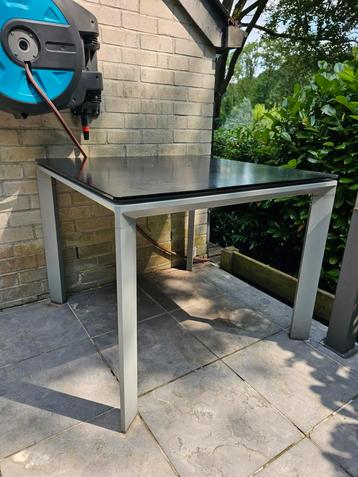 Petite table de jardin carrée en verre noir  beschikbaar voor biedingen