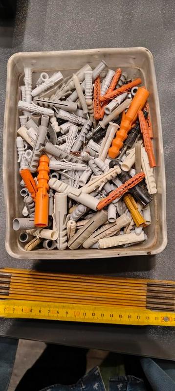 Doos met pluggen. Diverse diameters. beschikbaar voor biedingen