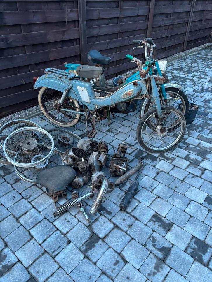 2 mobylettes et lot de piece, Fietsen en Brommers, Brommers | Oldtimers, Ophalen of Verzenden