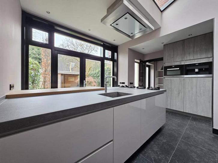 #7 Cuisine équipée de luxe avec îlot, Maison & Meubles, Cuisine | Cuisines complètes, Comme neuf, Blanc, Composite, Sans poignée