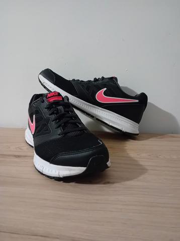 Nike damesschoenen/42,5 beschikbaar voor biedingen