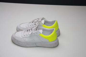 Zara witte sneakers met fluo geel accent maat 40 