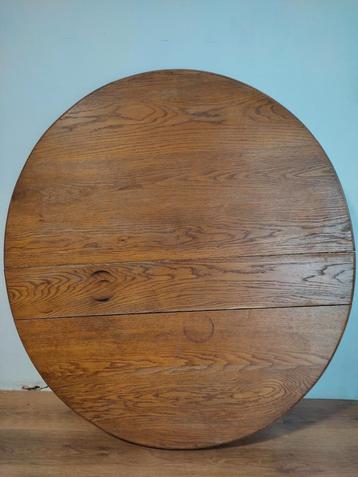 Mooie antieke ronde eettafel beschikbaar voor biedingen