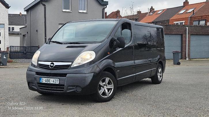 Opel Vivaro 2.5D 120 000 km modèle 2009 climatisé, Autos, Opel, Particulier, Vivaro, Bluetooth, Diesel, Boîte manuelle, Enlèvement
