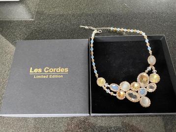 Nieuw: halsketting Les Cordes met gele en blauwe stenen