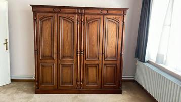 Kleerkast masdief hout/ kaptafel beschikbaar voor biedingen