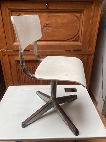 Vintage kleuter / lagere school bureau & stoel beschikbaar voor biedingen