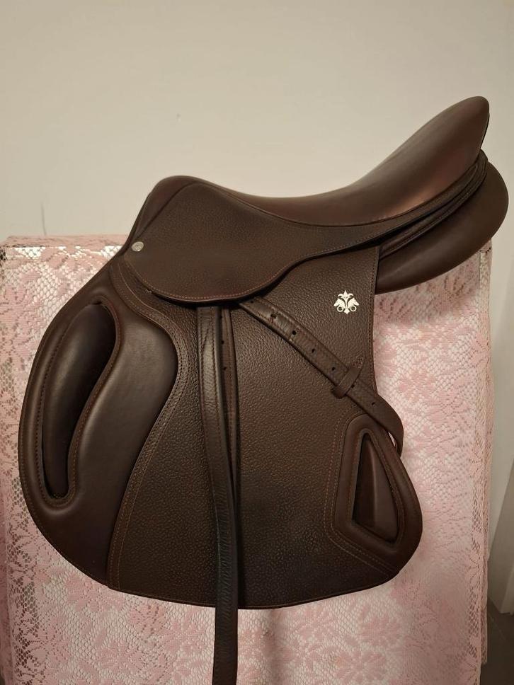 Uniek Fleur de Lys bruin springzadel Pompadour 17 inch, Dieren en Toebehoren, Paarden en Pony's | Zadels, Zo goed als nieuw, Springen