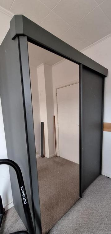 Grijze garderobe met spiegeldeur beschikbaar voor biedingen