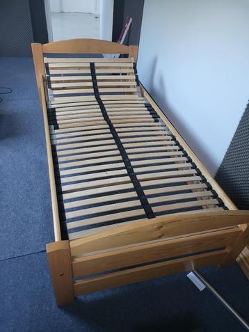 2 x 1 persoonsbed in dennenhout. 1 met latoflex en 1 zonderl beschikbaar voor biedingen