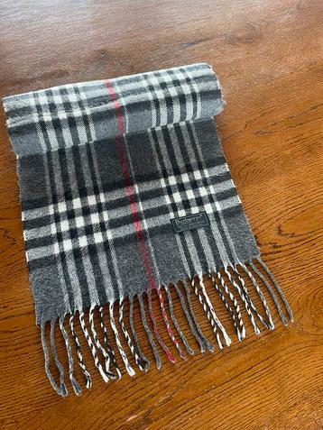 Burberry sjaal beschikbaar voor biedingen