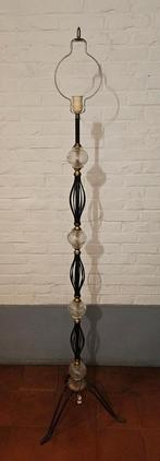 mid-century staande lamp uit ijzer, koper en glas, Antiek en Kunst, Ophalen