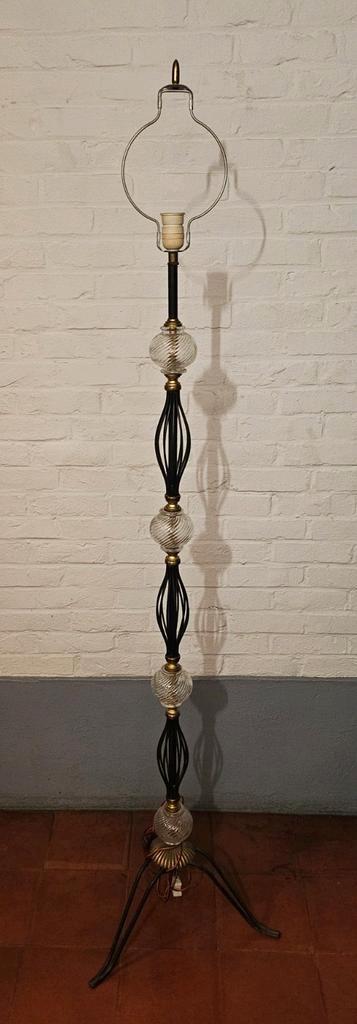 mid-century staande lamp uit ijzer, koper en glas beschikbaar voor biedingen