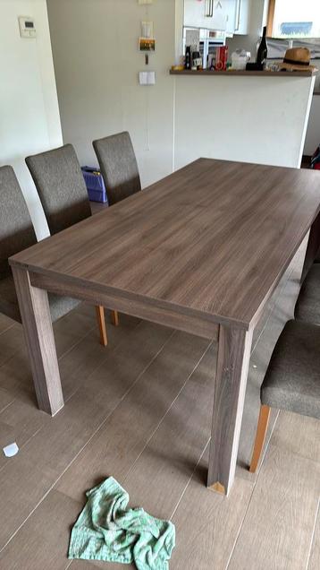 Eettafel met 6 stoelen beschikbaar voor biedingen