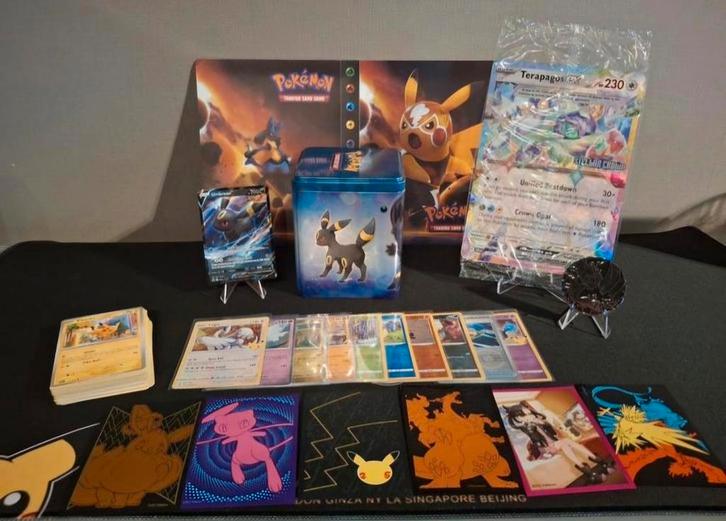 Pokémon set met Umbreon en verzamelmap en meer, Hobby en Vrije tijd, Verzamelkaartspellen | Pokémon, Zo goed als nieuw, Ophalen of Verzenden