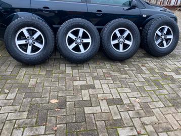 Jantes 5x avec pneus Jeep Wrangler comme neufs ! disponible aux enchères