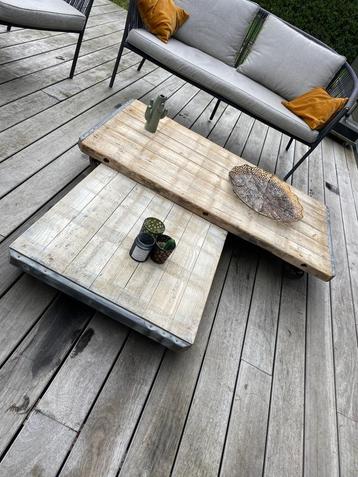 Vintage bijzettafel beschikbaar voor biedingen