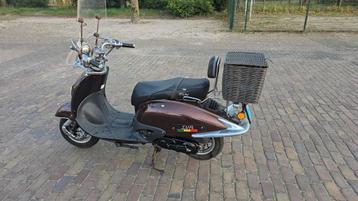 Nette retro scooter klasse A Nederland !! Brommer € 300 euro beschikbaar voor biedingen