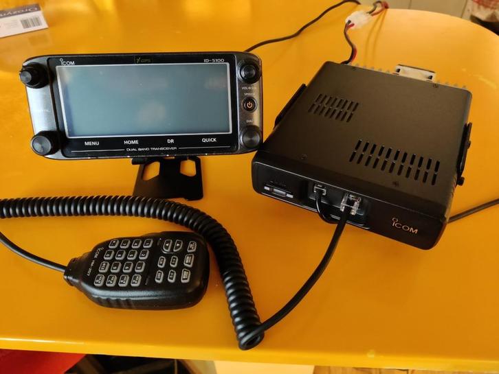 ICOM ID-5100 met bevestigingsbeugeltje (MBA-2) en statiefje, Telecommunicatie, Zenders en Ontvangers, Zo goed als nieuw, Zender en Ontvanger
