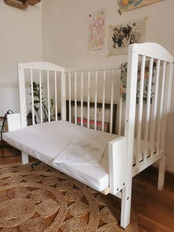 2-in-1 co-sleeper/aanschuifbedje van Petite Amélie  beschikbaar voor biedingen