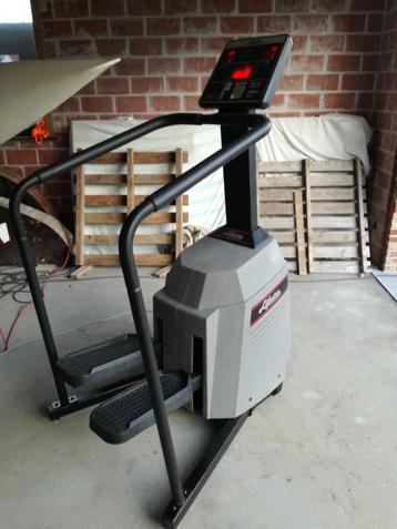 Stepper professionnel de la marque Life Fitness. (livraison  disponible aux enchères