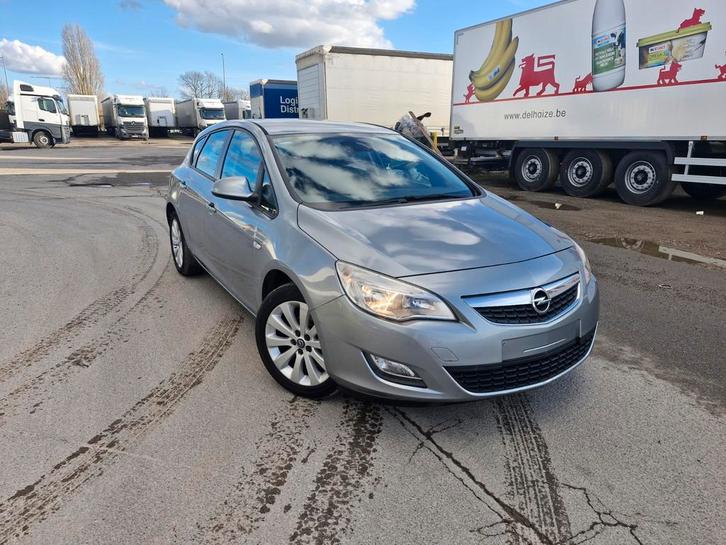 Opel Astra 2010 1.6 essence 132000km AC, Auto's, Opel, Particulier, Astra, Airbags, Boordcomputer, Elektrische buitenspiegels