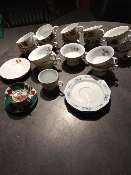 Diverses tasses et soucoupes anciennes en porcelaine, Antiquités & Art, Antiquités | Services (vaisselle) pièces