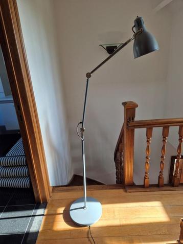 grote staanlamp metaal beschikbaar voor biedingen