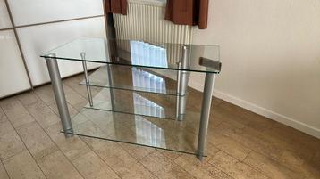 Moderne glazen TV-meubel met zilverkleurige poten beschikbaar voor biedingen