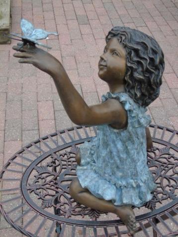 beeldje van een klein meisje met een vlinder in gepatineerd 